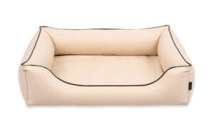 legowisko dla psa skórzane w kolorze beżowym z czarnym obszyciem pokazane z frontu