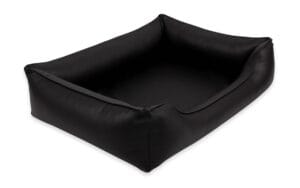 legowisko skórzane dla psa alicante typu kanapa pokazane z boku, czarne obszycie i czarny kolor pokrowca