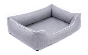 jasnoszara kanapa dla psa mallorca standard z białym obszyciem pokazana bokiem