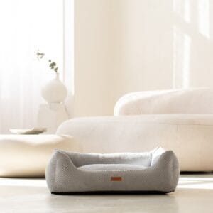 szare legowisko dla psa prato w salonie